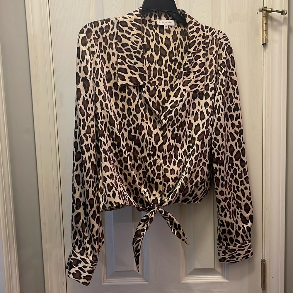 Gianni Bini crop animal print blouse.  NWOT. Size M